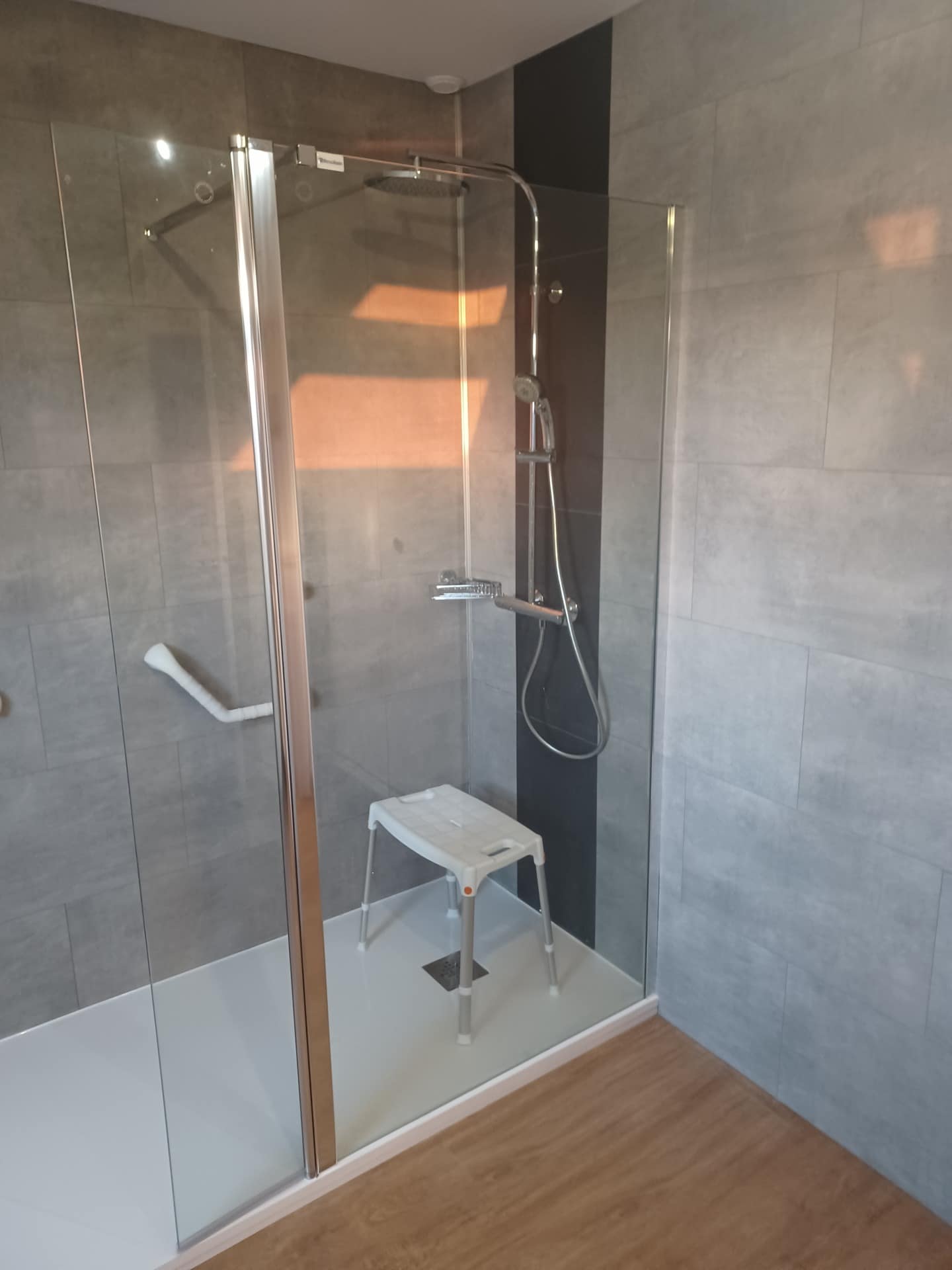 Douche italienne Sénior : douche sur-mesure pour personnes âgées