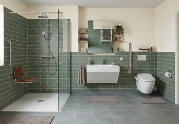 Salle de bains équipés d'accessoires PMR