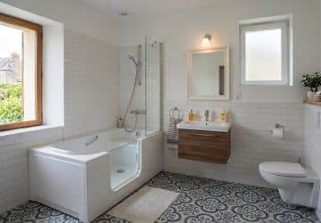 Baignoire avec porte adaptée senior et PMR