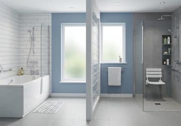 Salle de bains équipée d'une douche adaptée seniors et d'une baignoire avec porte